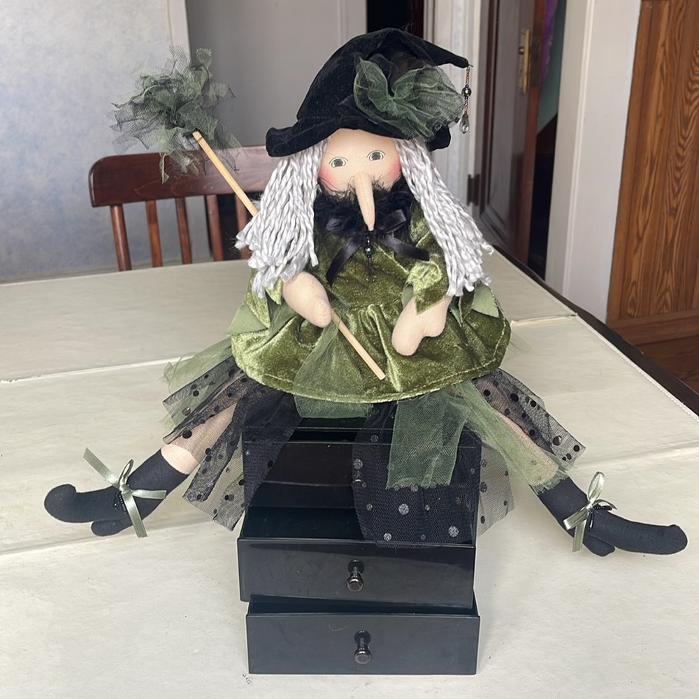 Green and Black Witch Doll - Picture 10 of 10